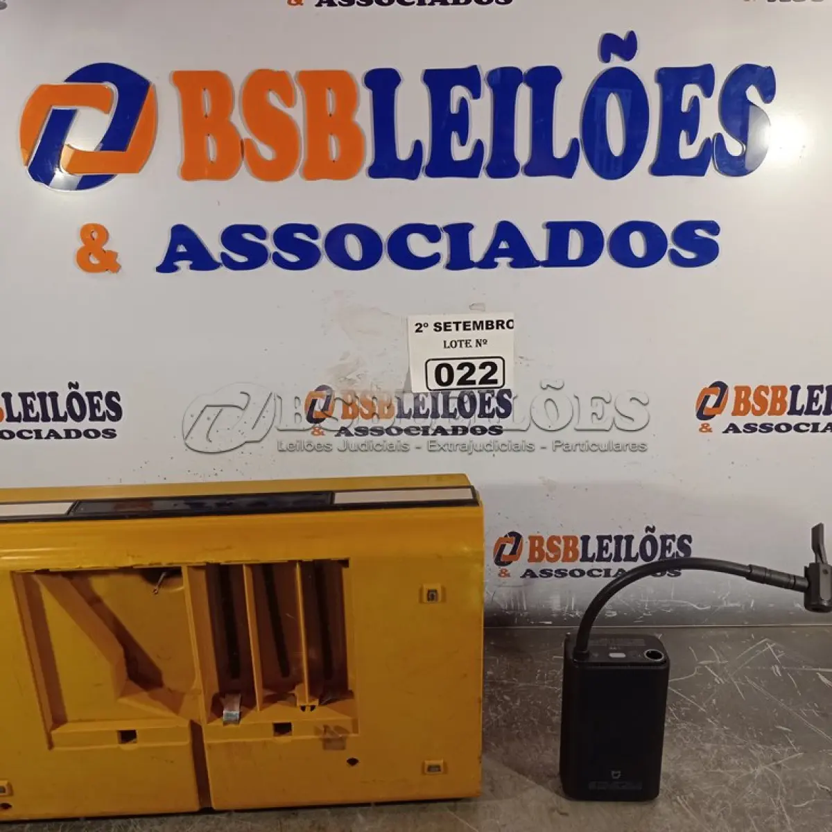 LOTE 022 - 01 TOCA-DISCOS E 01 COMPRESSOR DE AR PORTÁTIL. (NO ESTADO) ATENÇÃO! FAZER A VISITAÇÃO ANTES DE ARREMATAR, NÃO SABEMOS SE FUNCIONA. LEILÃO NÃO TEM GARANTIA E NEM DEVOLUÇÃO, SUJEITO A POSSÍVEIS AVARIAS VISÍVEIS/OCULTAS E/OU AUSÊNCIA DE COMPONENTES.