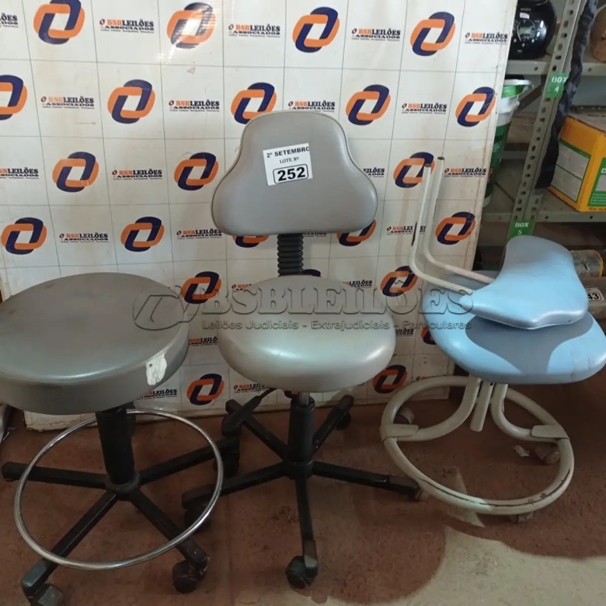 LOTE 252 - 03 BANQUETAS PARA CADEIRA DE DENTISTA. (NO ESTADO) ATENÇÃO! FAZER A VISITAÇÃO ANTES DE ARREMATAR, NÃO SABEMOS SE FUNCIONA. LEILÃO NÃO TEM GARANTIA E NEM DEVOLUÇÃO, SUJEITO A POSSÍVEIS AVARIAS VISÍVEIS/OCULTAS E/OU AUSÊNCIA DE COMPONENTES.