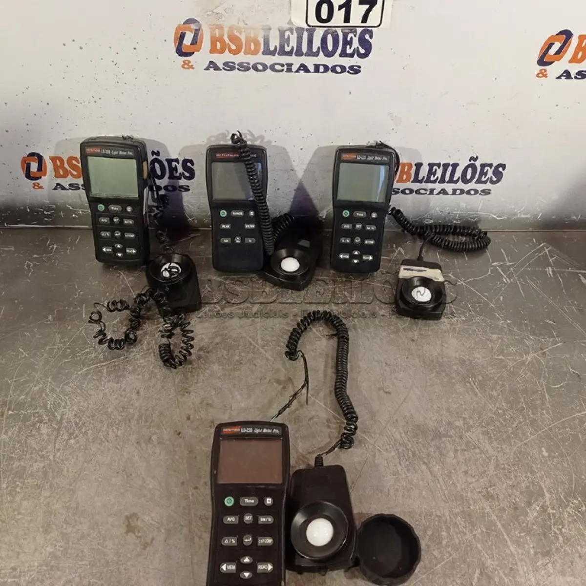 LOTE 017 - 04 MEDIDORES DE LUMINOSIDADE. (NO ESTADO) ATENÇÃO! FAZER A VISITAÇÃO ANTES DE ARREMATAR, NÃO SABEMOS SE FUNCIONA. LEILÃO NÃO TEM GARANTIA E NEM DEVOLUÇÃO, SUJEITO A POSSÍVEIS AVARIAS VISÍVEIS/OCULTAS E/OU AUSÊNCIA DE COMPONENTES.