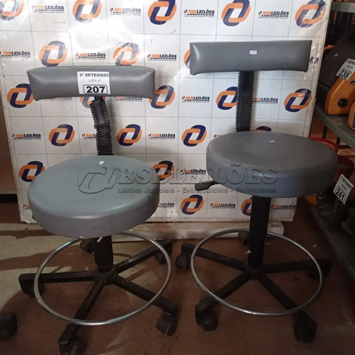 LOTE 207 - 02 BANQUETAS COM BASE GIRATÓRIA. (NO ESTADO) ATENÇÃO! FAZER A VISITAÇÃO ANTES DE ARREMATAR, NÃO SABEMOS SE FUNCIONA. LEILÃO NÃO TEM GARANTIA E NEM DEVOLUÇÃO, SUJEITO A POSSÍVEIS AVARIAS VISÍVEIS/OCULTAS E/OU AUSÊNCIA DE COMPONENTES.