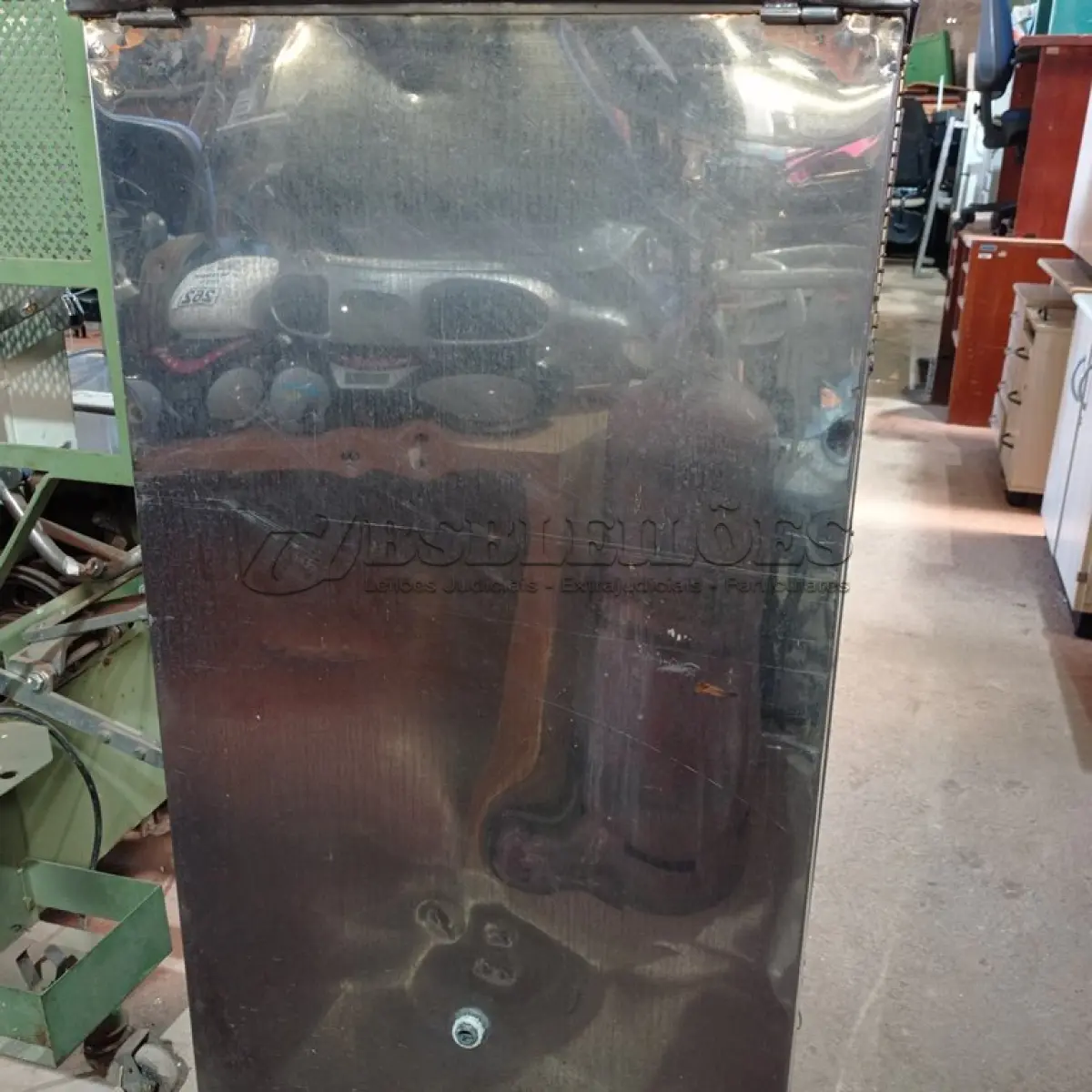 LOTE 349 - 01 REFRESQUEIRA INDUSTRIAL EM AÇO INOX. (NO ESTADO) ATENÇÃO! FAZER A VISITAÇÃO ANTES DE ARREMATAR, NÃO SABEMOS SE FUNCIONA. LEILÃO NÃO TEM GARANTIA E NEM DEVOLUÇÃO, SUJEITO A POSSÍVEIS AVARIAS VISÍVEIS/OCULTAS E/OU AUSÊNCIA DE COMPONENTES.