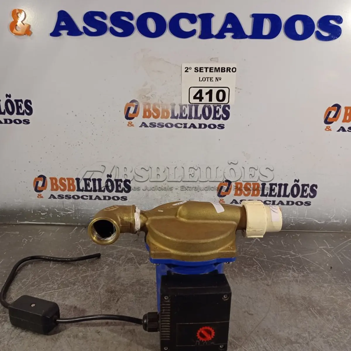 LOTE 410 - 01 BOMBA D’AGUA PARA BANHEIRA DE HIDROMASSAGEM. (NO ESTADO) ATENÇÃO! FAZER A VISITAÇÃO ANTES DE ARREMATAR, NÃO SABEMOS SE FUNCIONA. LEILÃO NÃO TEM GARANTIA E NEM DEVOLUÇÃO, SUJEITO A POSSÍVEIS AVARIAS VISÍVEIS/OCULTAS E/OU AUSÊNCIA DE COMPONENTES.