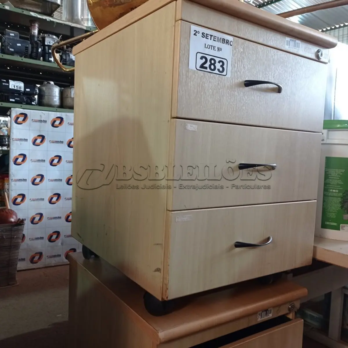 LOTE 283 - 02 GAVETEIROS EM MADEIRA COM 03 GAVETAS. (NO ESTADO) ATENÇÃO! FAZER A VISITAÇÃO ANTES DE ARREMATAR, NÃO SABEMOS SE FUNCIONA. LEILÃO NÃO TEM GARANTIA E NEM DEVOLUÇÃO, SUJEITO A POSSÍVEIS AVARIAS VISÍVEIS/OCULTAS E/OU AUSÊNCIA DE COMPONENTES.