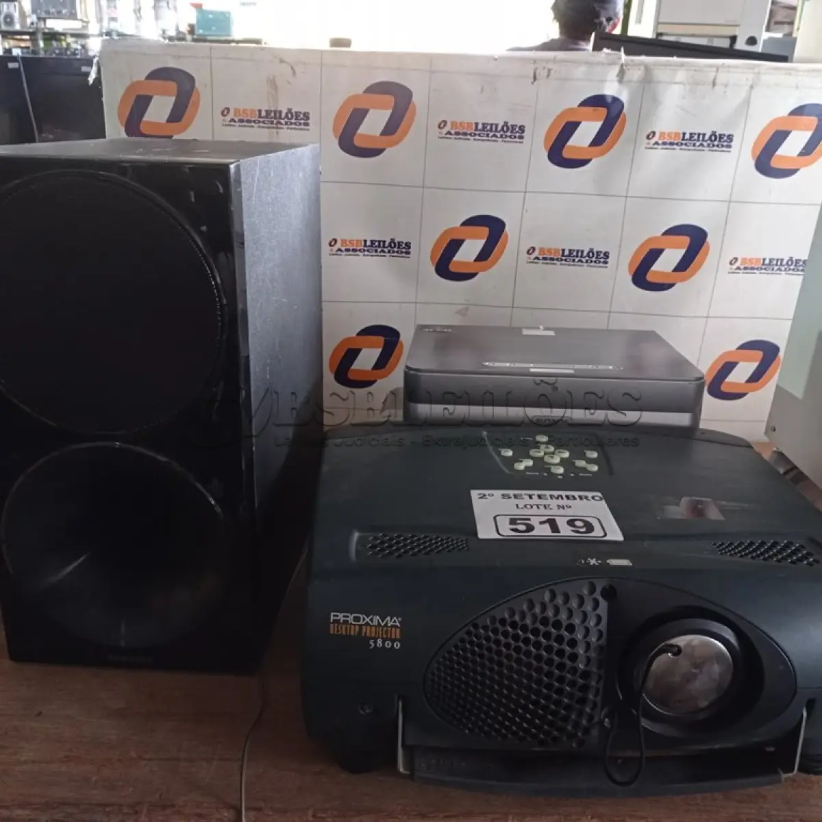 LOTE 519 - 03 PROJETORES MULTIMIDIA MARCAS E MODELOS DIVERSOS E 01 SUBWOOFER. (NO ESTADO) ATENÇÃO! FAZER A VISITAÇÃO ANTES DE ARREMATAR, NÃO SABEMOS SE FUNCIONA. LEILÃO NÃO TEM GARANTIA E NEM DEVOLUÇÃO, SUJEITO A POSSÍVEIS AVARIAS VISÍVEIS/OCULTAS E/OU AUSÊNCIA DE COMPONENTES.