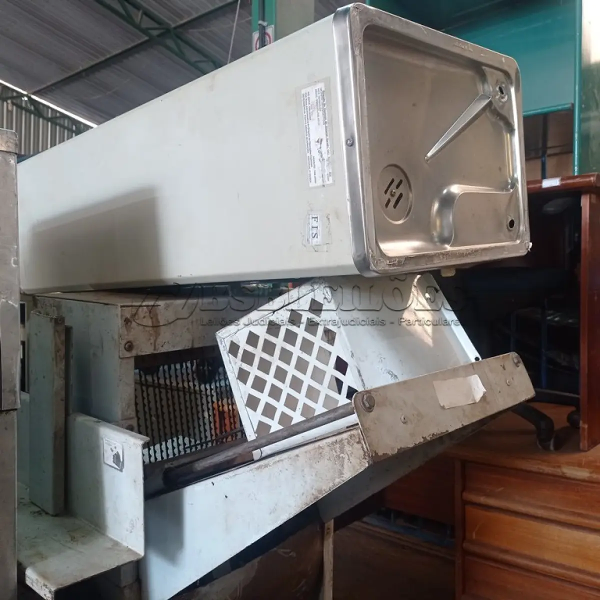 LOTE 424 - 01 FATIADOR DE PÃES E 01 BEBEDOURO DE COLUNA. (NO ESTADO) ATENÇÃO! FAZER A VISITAÇÃO ANTES DE ARREMATAR, NÃO SABEMOS SE FUNCIONA. LEILÃO NÃO TEM GARANTIA E NEM DEVOLUÇÃO, SUJEITO A POSSÍVEIS AVARIAS VISÍVEIS/OCULTAS E/OU AUSÊNCIA DE COMPONENTES.