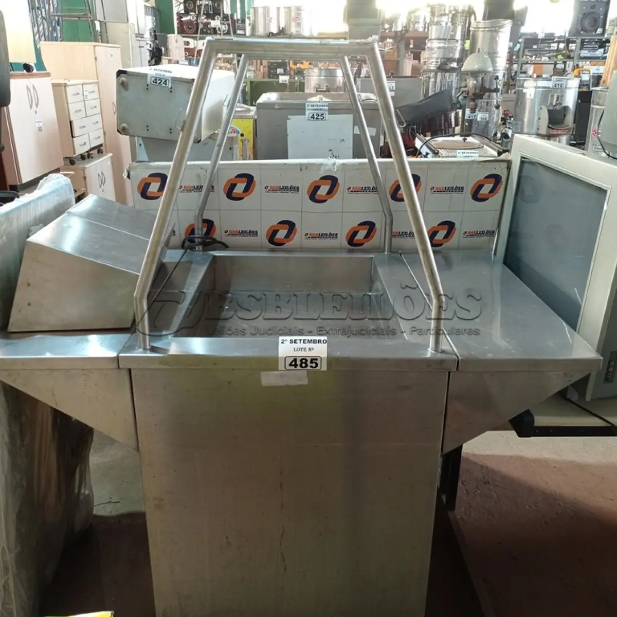 LOTE 485 - 01 BALCÃO REFRIGERADO EM INOX. (NO ESTADO) ATENÇÃO! FAZER A VISITAÇÃO ANTES DE ARREMATAR, NÃO SABEMOS SE FUNCIONA. LEILÃO NÃO TEM GARANTIA E NEM DEVOLUÇÃO, SUJEITO A POSSÍVEIS AVARIAS VISÍVEIS/OCULTAS E/OU AUSÊNCIA DE COMPONENTES.