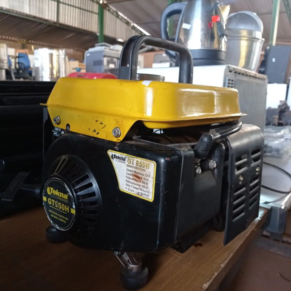 LOTE 395 - 01 GERADOR TEKNA 950H A GASOLINA. (NO ESTADO) ATENÇÃO! FAZER A VISITAÇÃO ANTES DE ARREMATAR, NÃO SABEMOS SE FUNCIONA. LEILÃO NÃO TEM GARANTIA E NEM DEVOLUÇÃO, SUJEITO A POSSÍVEIS AVARIAS VISÍVEIS/OCULTAS E/OU AUSÊNCIA DE COMPONENTES.