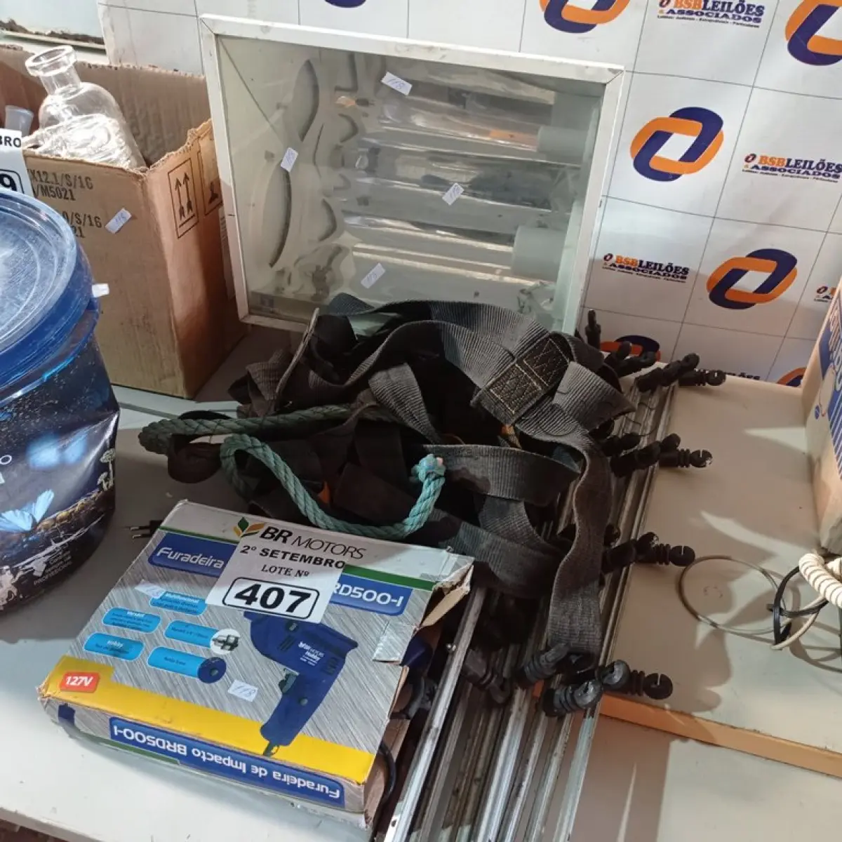 LOTE 407 - 01 LUMINÁRIA DE PÁTIO, 02 CINTOS DE SEGURANÇA, 01 FURADEIRA 110V E VÁRIAS HASTES PARA CERCA ELÉTRICA. (NO ESTADO) ATENÇÃO! FAZER A VISITAÇÃO ANTES DE ARREMATAR, NÃO SABEMOS SE FUNCIONA. LEILÃO NÃO TEM GARANTIA E NEM DEVOLUÇÃO, SUJEITO A POSSÍVEIS AVARIAS VISÍVEIS/OCULTAS E/OU AUSÊNCIA DE COMPONENTES.
