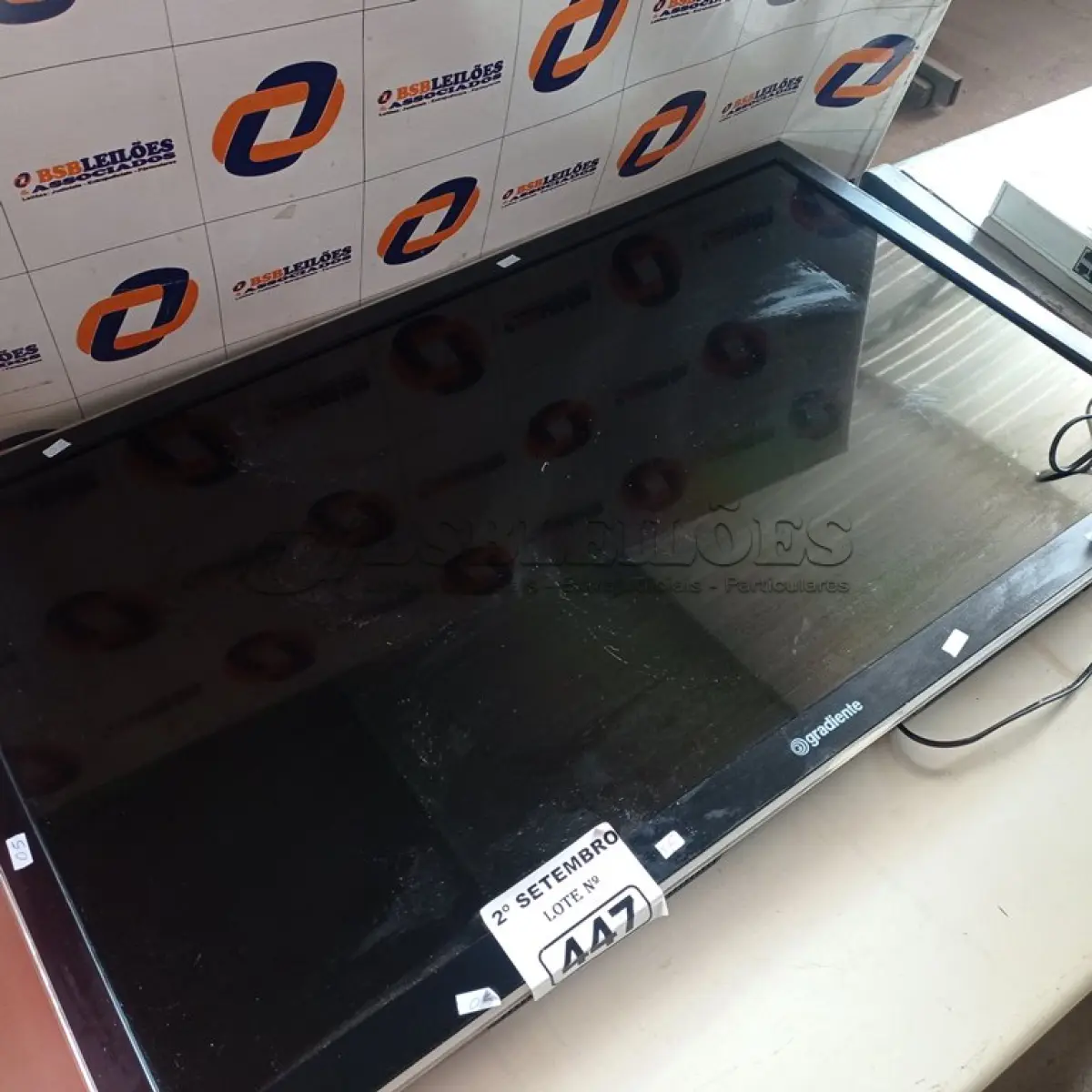 LOTE 447 - 01 MONITOR DE LED FULL HD 42” POL MARCA GRADIENTE. (NO ESTADO) ATENÇÃO! FAZER A VISITAÇÃO ANTES DE ARREMATAR, NÃO SABEMOS SE FUNCIONA. LEILÃO NÃO TEM GARANTIA E NEM DEVOLUÇÃO, SUJEITO A POSSÍVEIS AVARIAS VISÍVEIS/OCULTAS E/OU AUSÊNCIA DE COMPONENTES.