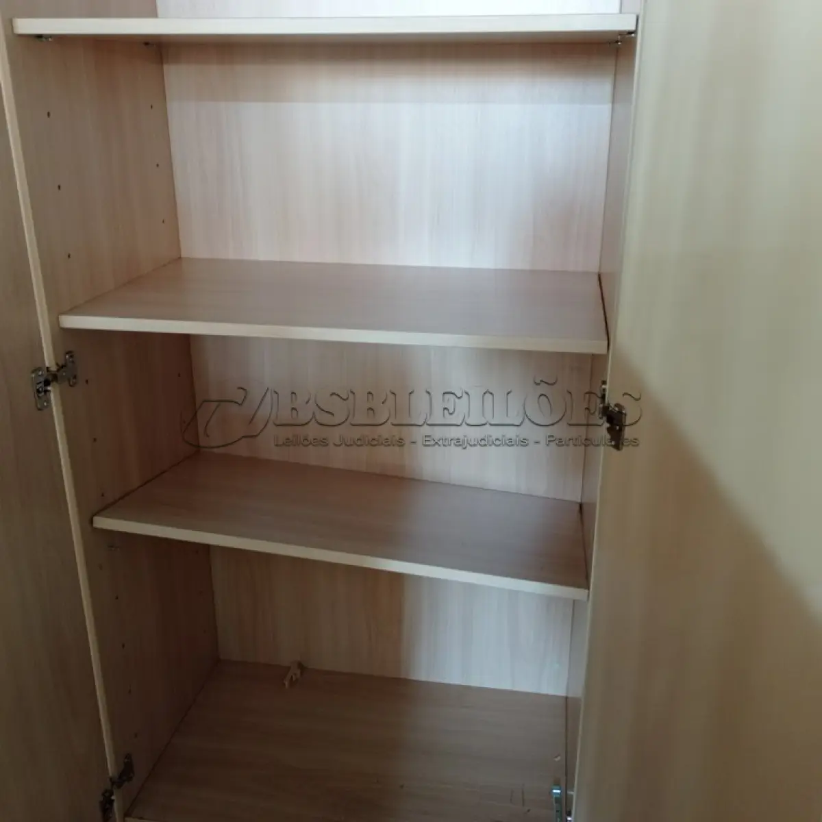 LOTE 354 - 01 ARMÁRIO EM MADEIRA COM 02 PORTAS E 03 PRATELEIRAS. (NO ESTADO) ATENÇÃO! FAZER A VISITAÇÃO ANTES DE ARREMATAR, NÃO SABEMOS SE FUNCIONA. LEILÃO NÃO TEM GARANTIA E NEM DEVOLUÇÃO, SUJEITO A POSSÍVEIS AVARIAS VISÍVEIS/OCULTAS E/OU AUSÊNCIA DE COMPONENTES.