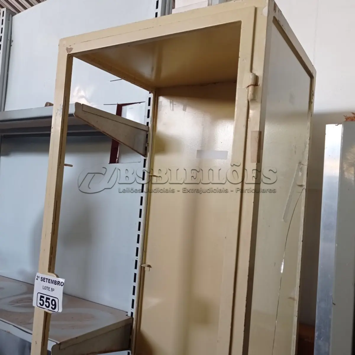 LOTE 559 - 01 ARMÁRIO EM AÇO COM AVARIAS. (NO ESTADO) ATENÇÃO! FAZER A VISITAÇÃO ANTES DE ARREMATAR, NÃO SABEMOS SE FUNCIONA. LEILÃO NÃO TEM GARANTIA E NEM DEVOLUÇÃO, SUJEITO A POSSÍVEIS AVARIAS VISÍVEIS/OCULTAS E/OU AUSÊNCIA DE COMPONENTES.