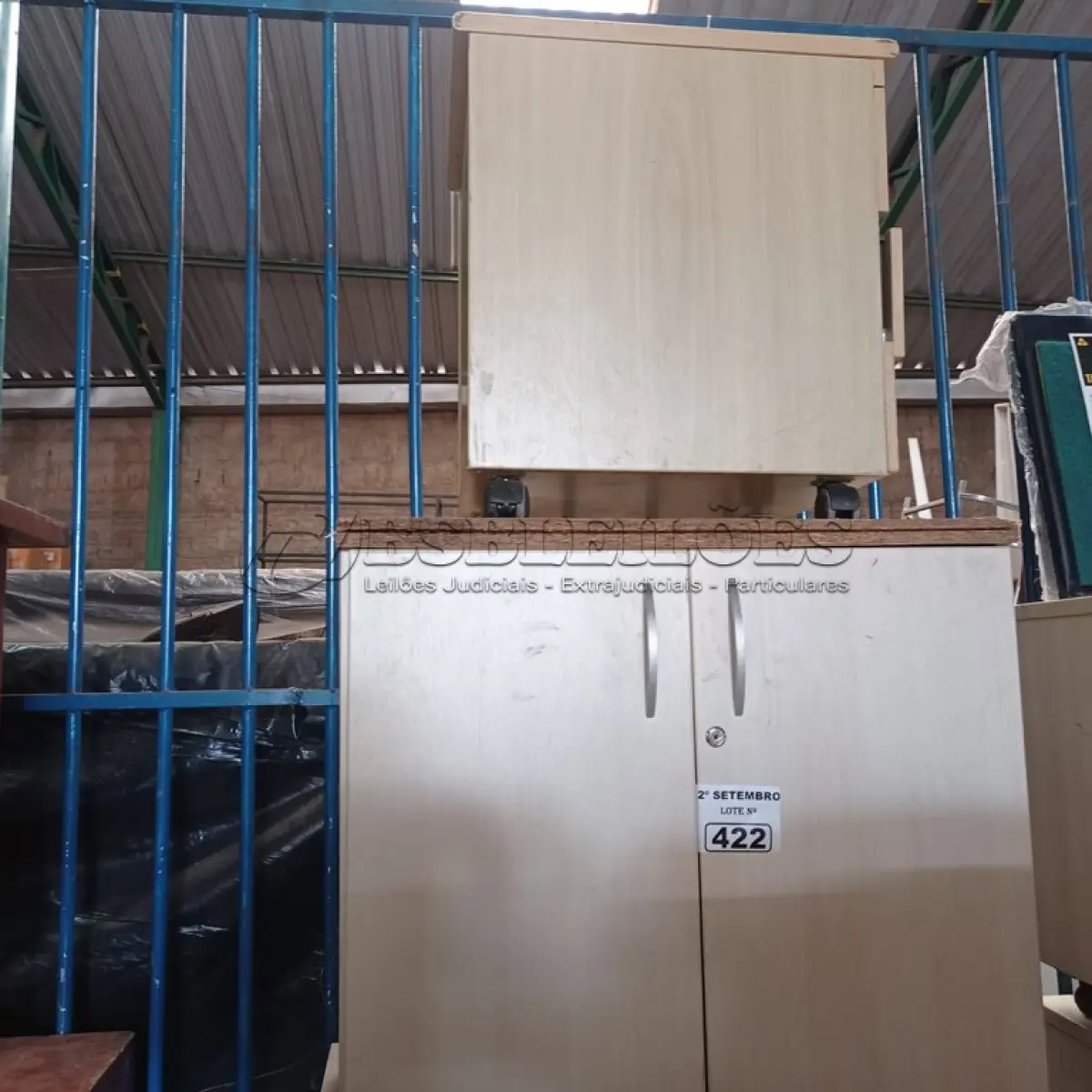 LOTE 422 - 01 MESA,01 ARMÁRIO BAIXO E 03 GAVETEIROS SENDO 01 COM 04 GAVETAS. (NO ESTADO) ATENÇÃO! FAZER A VISITAÇÃO ANTES DE ARREMATAR, NÃO SABEMOS SE FUNCIONA. LEILÃO NÃO TEM GARANTIA E NEM DEVOLUÇÃO, SUJEITO A POSSÍVEIS AVARIAS VISÍVEIS/OCULTAS E/OU AUSÊNCIA DE COMPONENTES.