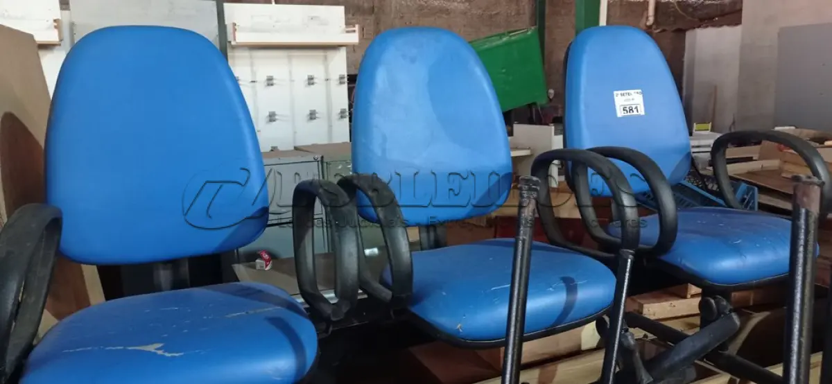 LOTE 581 - 01 LONGARINA DE 03 LUGARES. (NO ESTADO) ATENÇÃO! FAZER A VISITAÇÃO ANTES DE ARREMATAR, NÃO SABEMOS SE FUNCIONA. LEILÃO NÃO TEM GARANTIA E NEM DEVOLUÇÃO, SUJEITO A POSSÍVEIS AVARIAS VISÍVEIS/OCULTAS E/OU AUSÊNCIA DE COMPONENTES.
