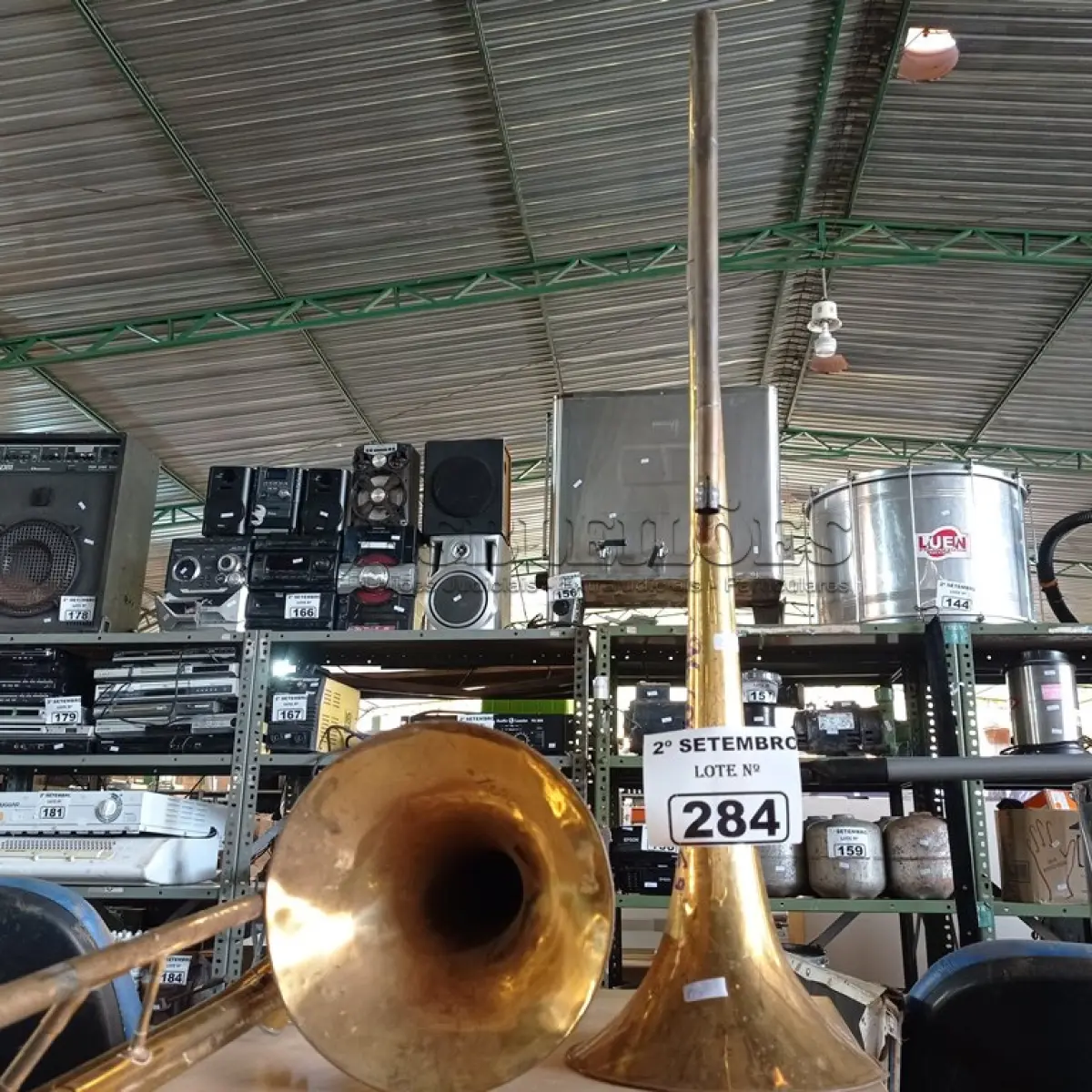 LOTE 284 - 02 INSTRUMENTOS MUSICAIS. (NO ESTADO) ATENÇÃO! FAZER A VISITAÇÃO ANTES DE ARREMATAR, NÃO SABEMOS SE FUNCIONA. LEILÃO NÃO TEM GARANTIA E NEM DEVOLUÇÃO, SUJEITO A POSSÍVEIS AVARIAS VISÍVEIS/OCULTAS E/OU AUSÊNCIA DE COMPONENTES.