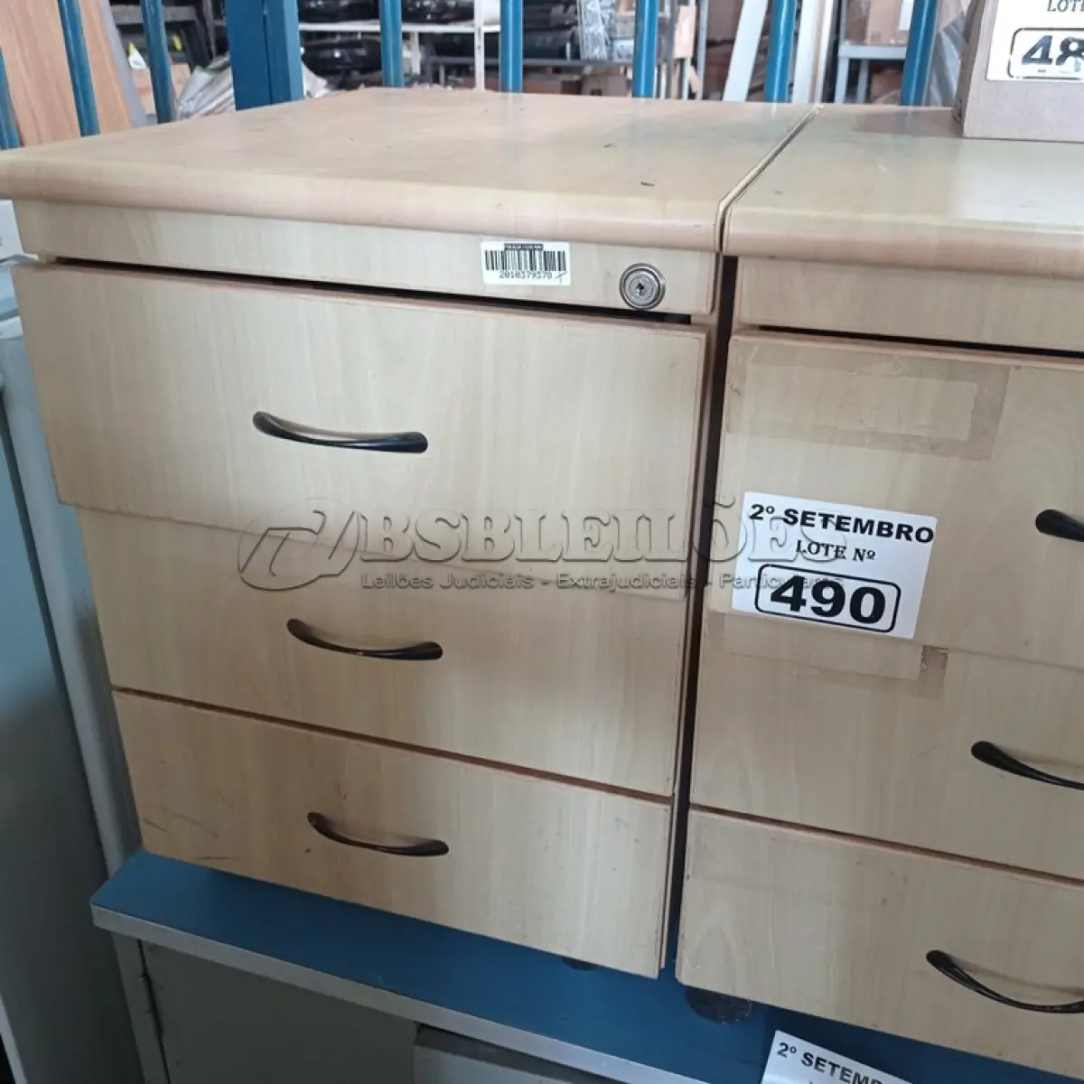 LOTE 490 - 02 GAVETEIROS EM MADEIRA COM 03 GAVETAS. (NO ESTADO) ATENÇÃO! FAZER A VISITAÇÃO ANTES DE ARREMATAR, NÃO SABEMOS SE FUNCIONA. LEILÃO NÃO TEM GARANTIA E NEM DEVOLUÇÃO, SUJEITO A POSSÍVEIS AVARIAS VISÍVEIS/OCULTAS E/OU AUSÊNCIA DE COMPONENTES.