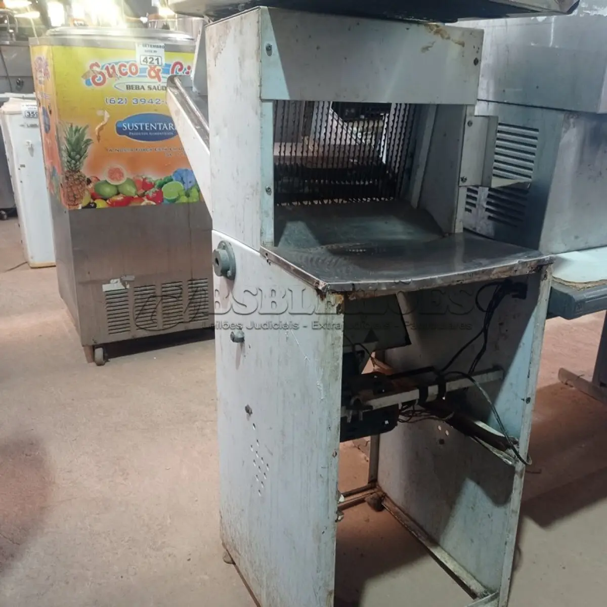 LOTE 424 - 01 FATIADOR DE PÃES E 01 BEBEDOURO DE COLUNA. (NO ESTADO) ATENÇÃO! FAZER A VISITAÇÃO ANTES DE ARREMATAR, NÃO SABEMOS SE FUNCIONA. LEILÃO NÃO TEM GARANTIA E NEM DEVOLUÇÃO, SUJEITO A POSSÍVEIS AVARIAS VISÍVEIS/OCULTAS E/OU AUSÊNCIA DE COMPONENTES.