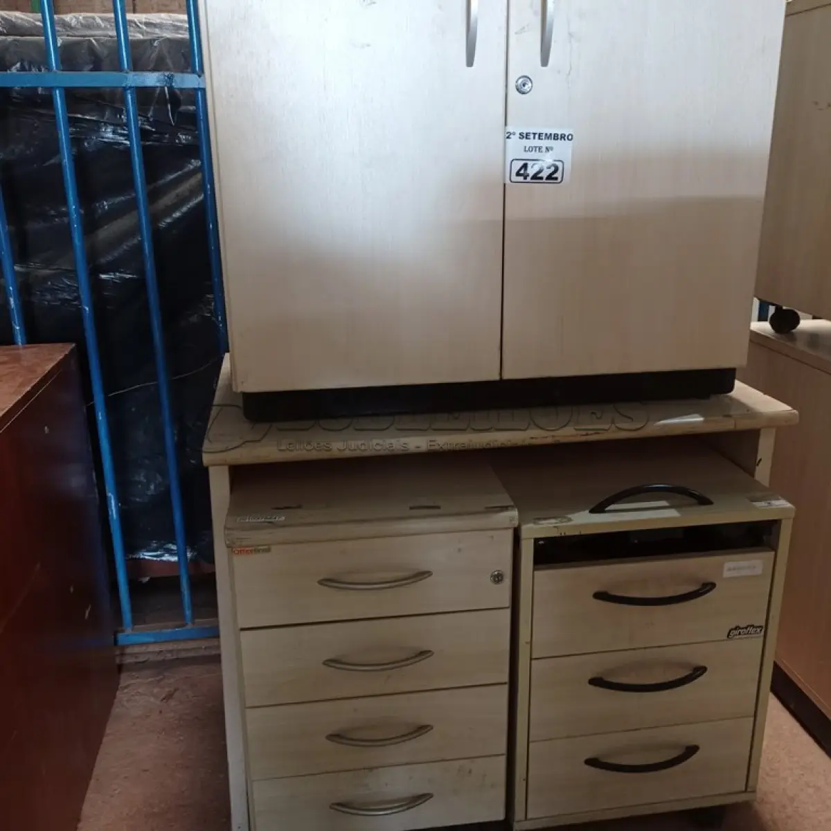 LOTE 422 - 01 MESA,01 ARMÁRIO BAIXO E 03 GAVETEIROS SENDO 01 COM 04 GAVETAS. (NO ESTADO) ATENÇÃO! FAZER A VISITAÇÃO ANTES DE ARREMATAR, NÃO SABEMOS SE FUNCIONA. LEILÃO NÃO TEM GARANTIA E NEM DEVOLUÇÃO, SUJEITO A POSSÍVEIS AVARIAS VISÍVEIS/OCULTAS E/OU AUSÊNCIA DE COMPONENTES.