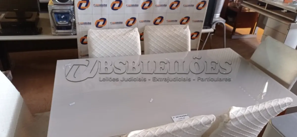 LOTE 389 - 01 MESA EM MADEIRA COM TAMPO OFF WHITE E 06 CADEIRAS ESTOFADAS. (NO ESTADO) ATENÇÃO! FAZER A VISITAÇÃO ANTES DE ARREMATAR, NÃO SABEMOS SE FUNCIONA. LEILÃO NÃO TEM GARANTIA E NEM DEVOLUÇÃO, SUJEITO A POSSÍVEIS AVARIAS VISÍVEIS/OCULTAS E/OU AUSÊNCIA DE COMPONENTES.