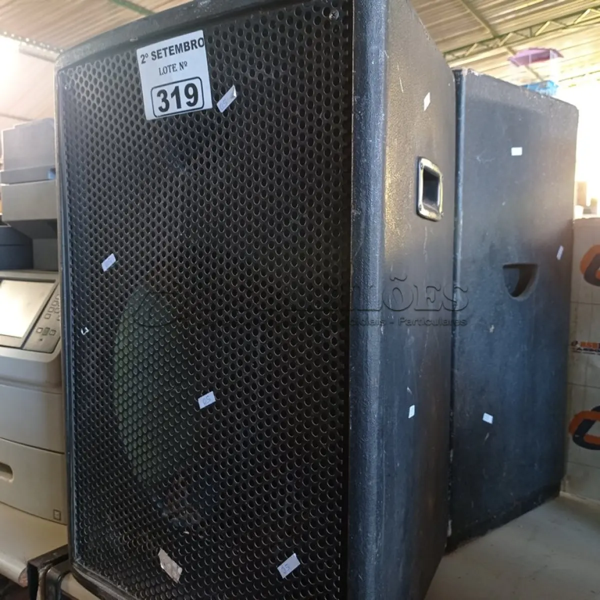 LOTE 319 - 02 CAIXAS DE SOM INCOMPLETAS. (NO ESTADO) ATENÇÃO! FAZER A VISITAÇÃO ANTES DE ARREMATAR, NÃO SABEMOS SE FUNCIONA. LEILÃO NÃO TEM GARANTIA E NEM DEVOLUÇÃO, SUJEITO A POSSÍVEIS AVARIAS VISÍVEIS/OCULTAS E/OU AUSÊNCIA DE COMPONENTES.