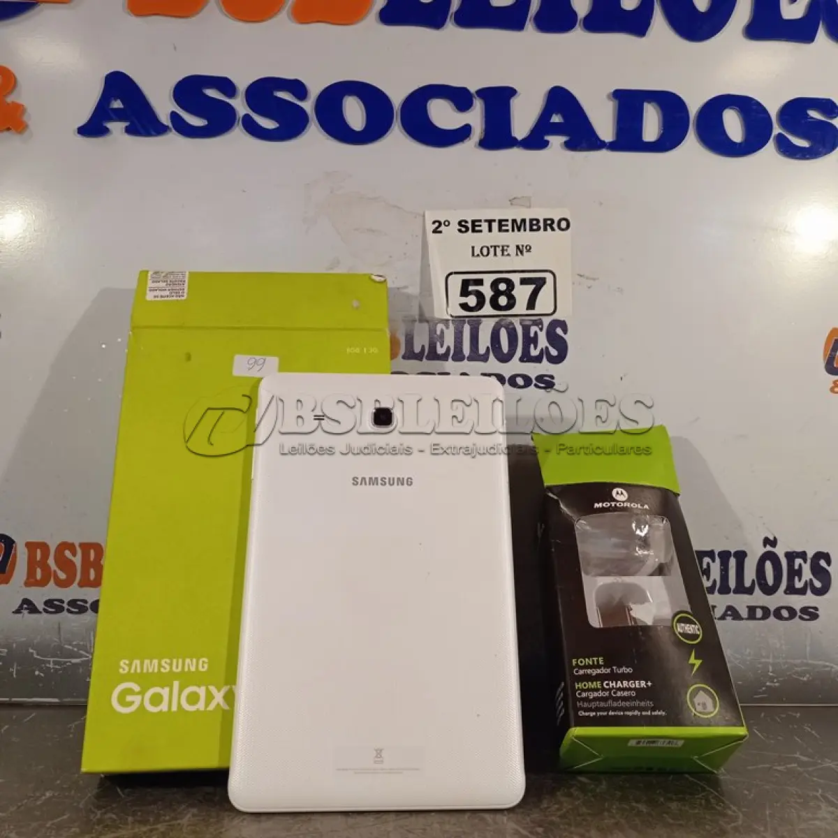 LOTE 587 - 01 SAMSUNG GALAXY TAB-E E 01 CARREGADOR MOTOROLA. (NO ESTADO) ATENÇÃO! FAZER A VISITAÇÃO ANTES DE ARREMATAR, NÃO SABEMOS SE FUNCIONA. LEILÃO NÃO TEM GARANTIA E NEM DEVOLUÇÃO, SUJEITO A POSSÍVEIS AVARIAS VISÍVEIS/OCULTAS E/OU AUSÊNCIA DE COMPONENTES.