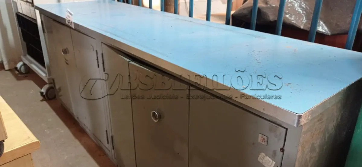 LOTE 491 - 01 ARMÁRIO BAIXO EM AÇO COM 04 PORTAS. (NO ESTADO) ATENÇÃO! FAZER A VISITAÇÃO ANTES DE ARREMATAR, NÃO SABEMOS SE FUNCIONA. LEILÃO NÃO TEM GARANTIA E NEM DEVOLUÇÃO, SUJEITO A POSSÍVEIS AVARIAS VISÍVEIS/OCULTAS E/OU AUSÊNCIA DE COMPONENTES.