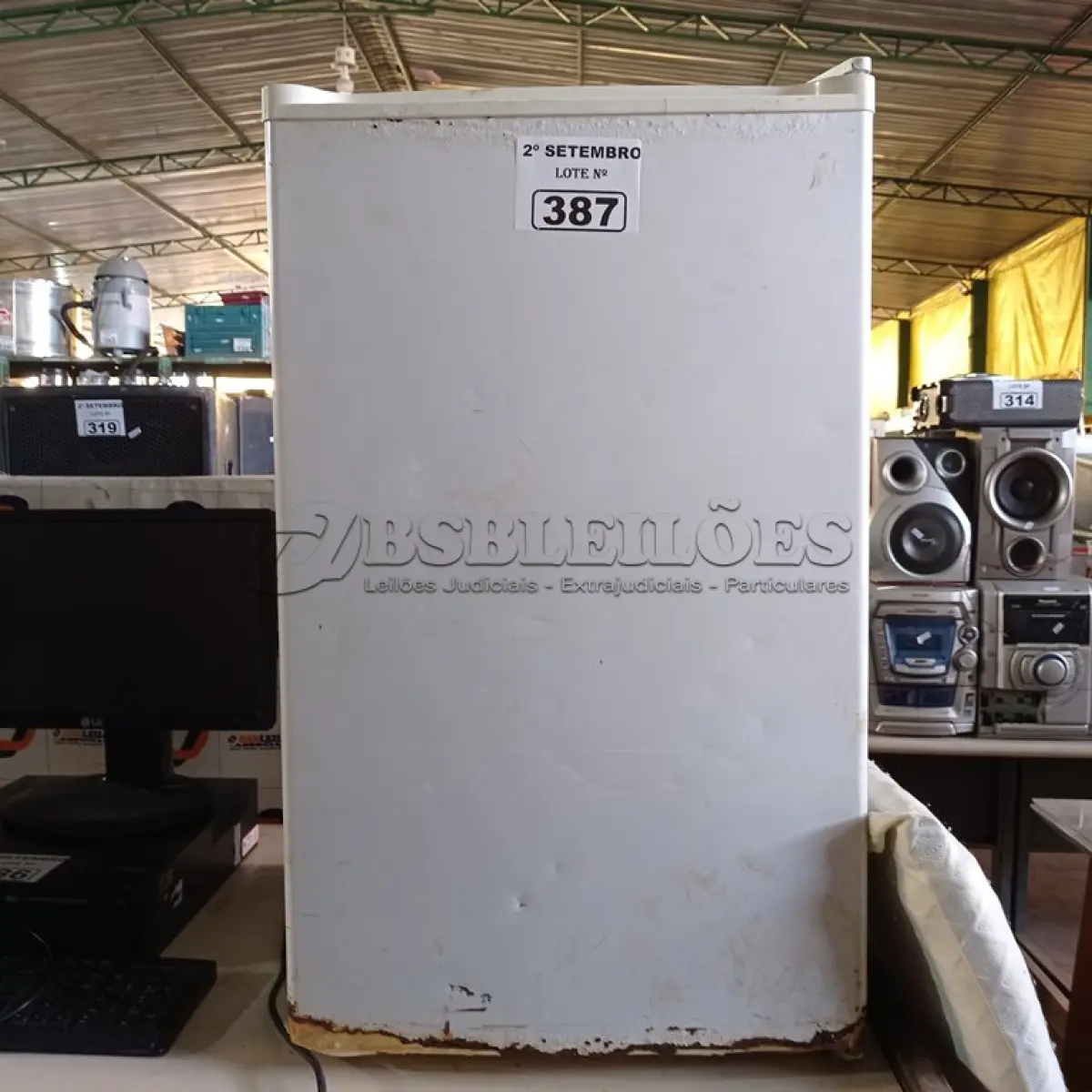 LOTE 387 - 01 FRIGOBAR MARCA MIDEA 220V. (NO ESTADO) ATENÇÃO! FAZER A VISITAÇÃO ANTES DE ARREMATAR, NÃO SABEMOS SE FUNCIONA. LEILÃO NÃO TEM GARANTIA E NEM DEVOLUÇÃO, SUJEITO A POSSÍVEIS AVARIAS VISÍVEIS/OCULTAS E/OU AUSÊNCIA DE COMPONENTES.