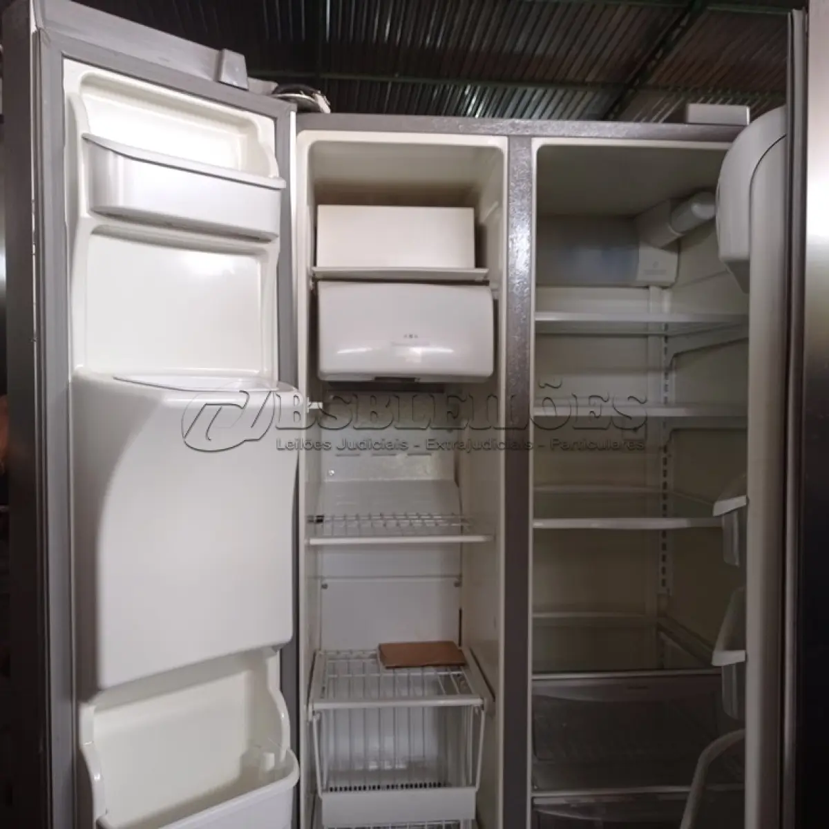 LOTE 564 - 01 GELADEIRA 220V. (NO ESTADO) ATENÇÃO! FAZER A VISITAÇÃO ANTES DE ARREMATAR, NÃO SABEMOS SE FUNCIONA. LEILÃO NÃO TEM GARANTIA E NEM DEVOLUÇÃO, SUJEITO A POSSÍVEIS AVARIAS VISÍVEIS/OCULTAS E/OU AUSÊNCIA DE COMPONENTES.