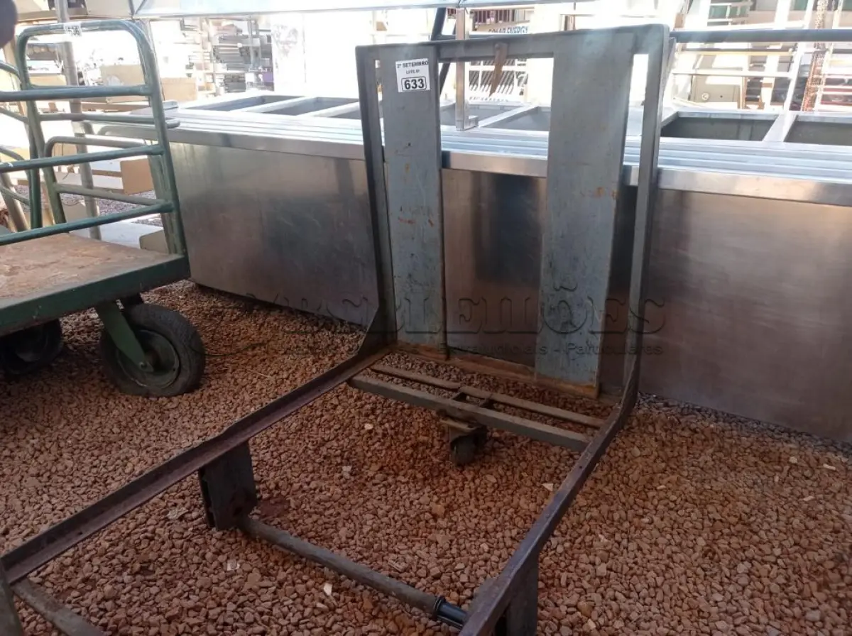 LOTE 633 - 01 CARRINHO PARA TRANSPORTE DE CARGAS COM AVARIAS. (NO ESTADO) ATENÇÃO! FAZER A VISITAÇÃO ANTES DE ARREMATAR, NÃO SABEMOS SE FUNCIONA. LEILÃO NÃO TEM GARANTIA E NEM DEVOLUÇÃO, SUJEITO A POSSÍVEIS AVARIAS VISÍVEIS/OCULTAS E/OU AUSÊNCIA DE COMPONENTES.