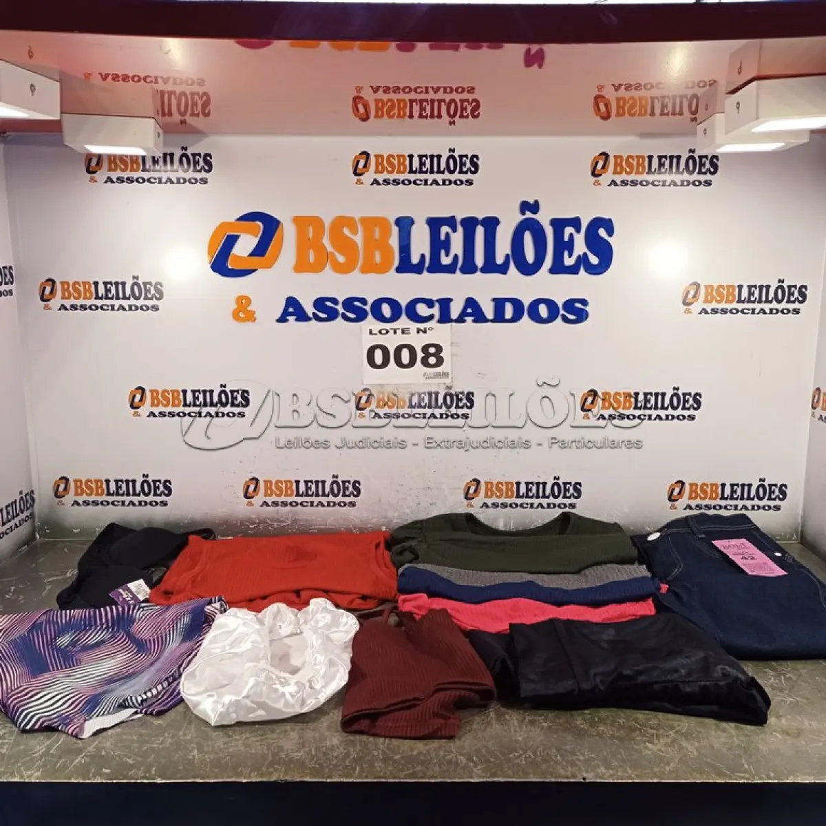 LOTE 008 - 10 – PEÇAS DE ROUPAS FEMININAS DIVERSAS (NO ESTADO, NÃO SABEMOS SE FUNCIONA. LEILÃO NÃO TEM GARANTIA E NEM DEVOLUÇÃO, SUJEITO A POSSÍVEIS AVARIAS VISÍVEIS/OCULTAS E/OU AUSÊNCIA DE COMPONENTES)