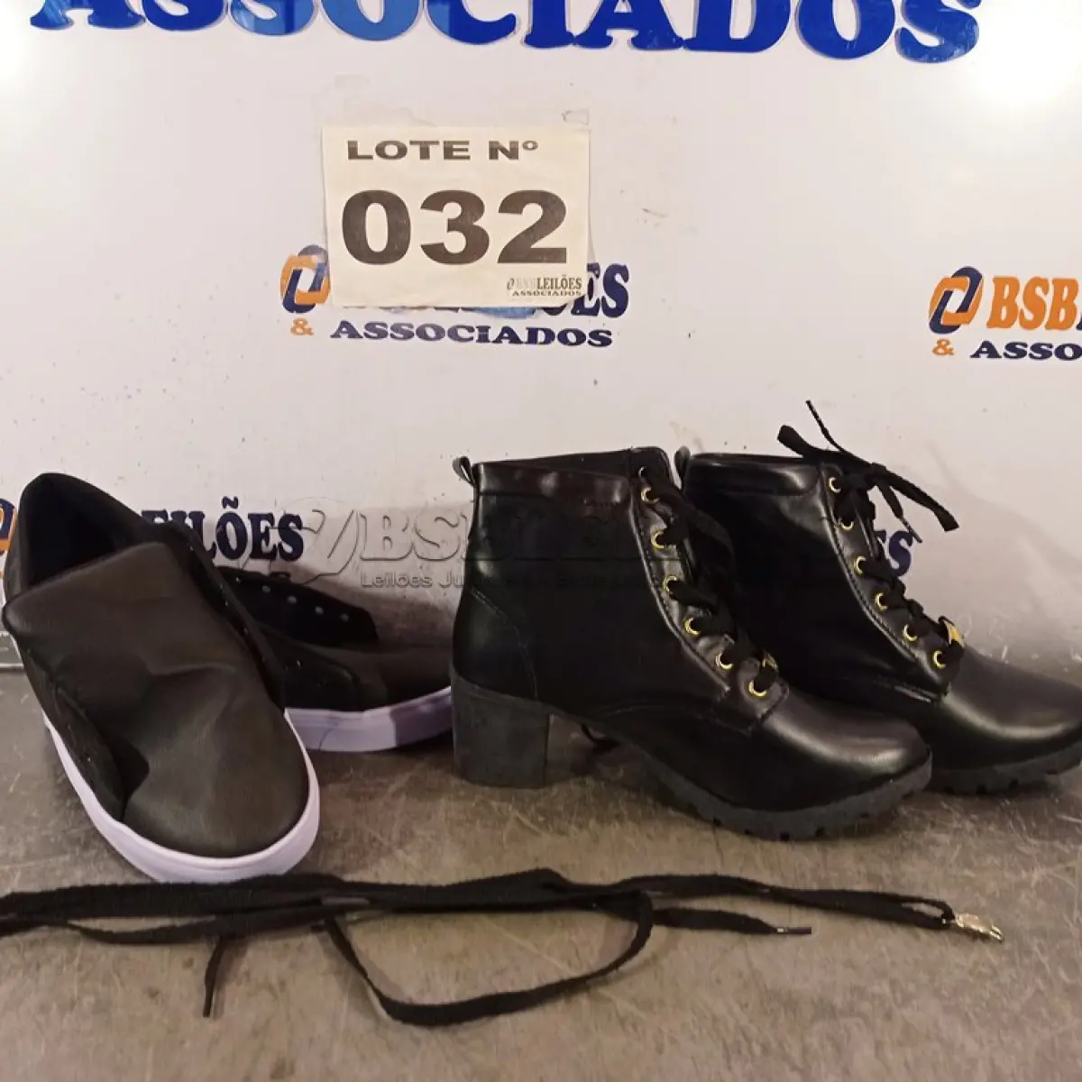 LOTE 032 - 02 – PARES DE CALÇADOS FEMININO Nº 37 (NO ESTADO, NÃO SABEMOS SE FUNCIONA. LEILÃO NÃO TEM GARANTIA E NEM DEVOLUÇÃO, SUJEITO A POSSÍVEIS AVARIAS VISÍVEIS/OCULTAS E/OU AUSÊNCIA DE COMPONENTES)