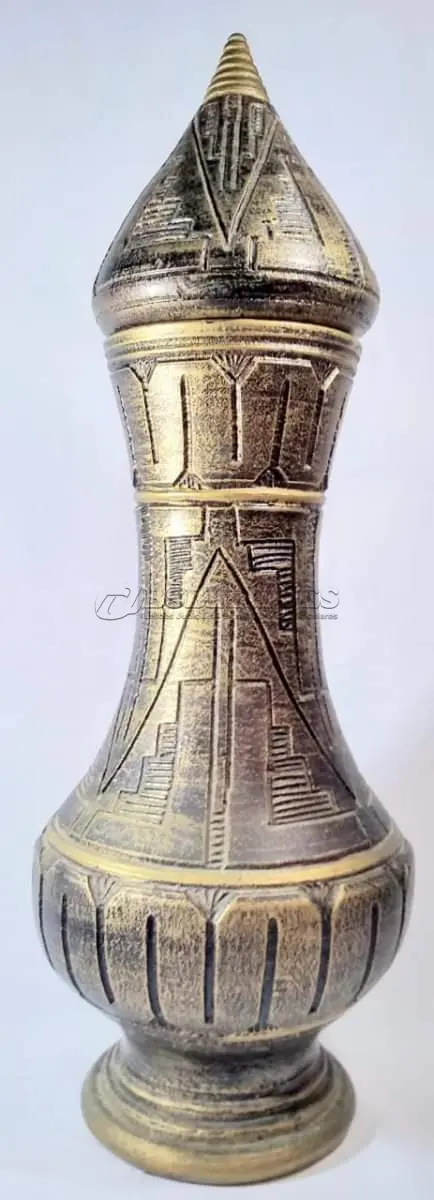 LOTE 029 - POTICHE AFRICANO EM CERÂMICA PATINADA, REALÇADO A OURO, MED 77 CM.(NO ESTADO)