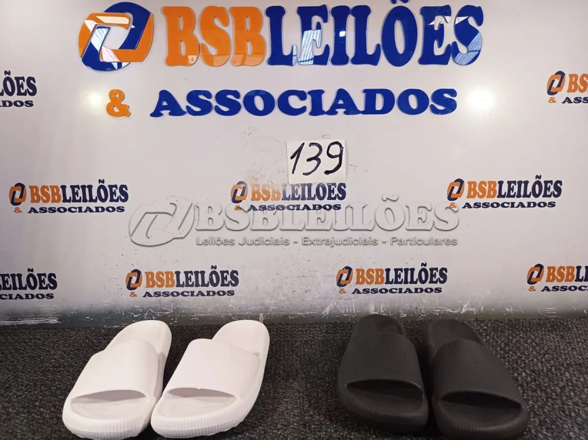 LOTE 139 - 02 – PARES DE CALÇADOS FEMININO Nº 37/38 (NO ESTADO, NÃO SABEMOS SE FUNCIONA. LEILÃO NÃO TEM GARANTIA E NEM DEVOLUÇÃO, SUJEITO A POSSÍVEIS AVARIAS VISÍVEIS/OCULTAS E/OU AUSÊNCIA DE COMPONENTES)