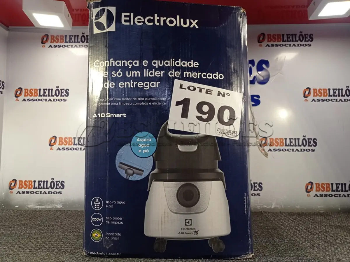 LOTE 190 - 01 - ASPIRADOR DE PÓ ELECTROLUX (NO ESTADO, NÃO SABEMOS SE FUNCIONA. LEILÃO NÃO TEM GARANTIA E NEM DEVOLUÇÃO, SUJEITO A POSSÍVEIS AVARIAS VISÍVEIS/OCULTAS E/OU AUSÊNCIA DE COMPONENTES)