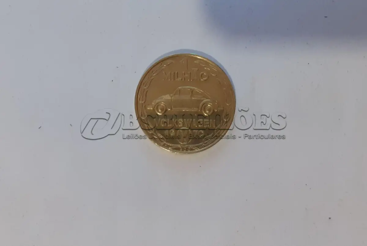 LOTE 020 - MEDALHA DE OURO COMEMORAÇÃO DE  1 MILHÃO DE FUSCAS FABRICADOS NO BRASIL - 1970 - SÃO BERNARDO DO CAMPO - DIÂMETRO 22 MM - PESANDO 7 GRAMAS - MATERIAL - OURO (900) - GRAVADOR - A.M (NO ESTADO)