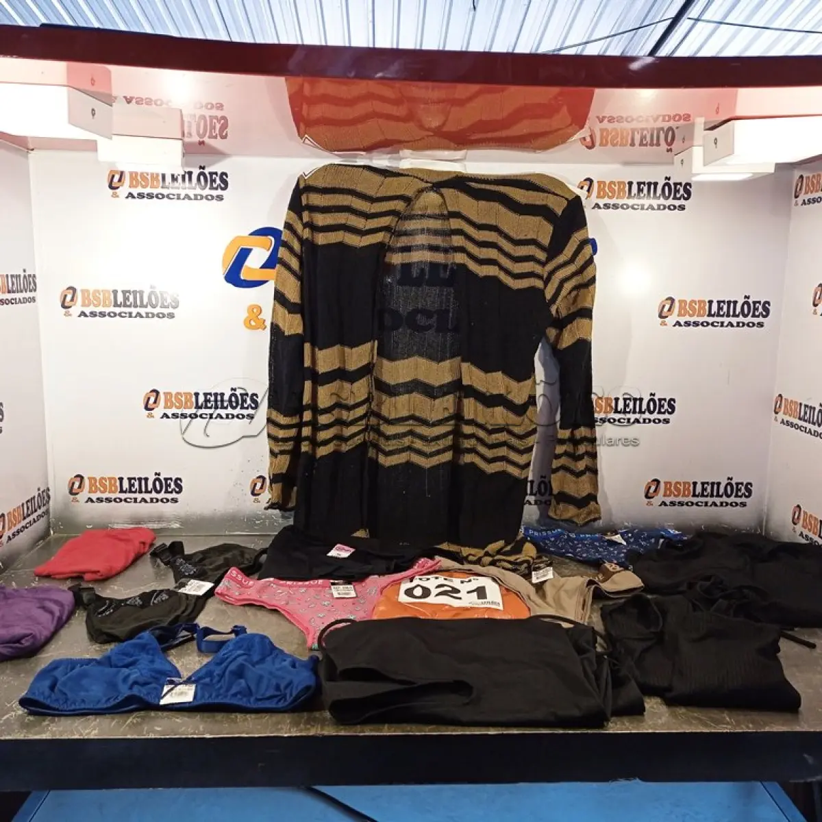 LOTE 021 - 12 – PEÇAS DE ROUPAS FEMININAS DIVERSAS (NO ESTADO, NÃO SABEMOS SE FUNCIONA. LEILÃO NÃO TEM GARANTIA E NEM DEVOLUÇÃO, SUJEITO A POSSÍVEIS AVARIAS VISÍVEIS/OCULTAS E/OU AUSÊNCIA DE COMPONENTES)