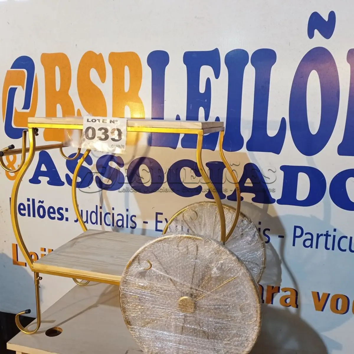 LOTE 039 - 01 - CARRINHO DE CHÁ DECORAÇÃO FESTAS (NO ESTADO, NÃO SABEMOS SE FUNCIONA. LEILÃO NÃO TEM GARANTIA E NEM DEVOLUÇÃO, SUJEITO A POSSÍVEIS AVARIAS VISÍVEIS/OCULTAS E/OU AUSÊNCIA DE COMPONENTES)