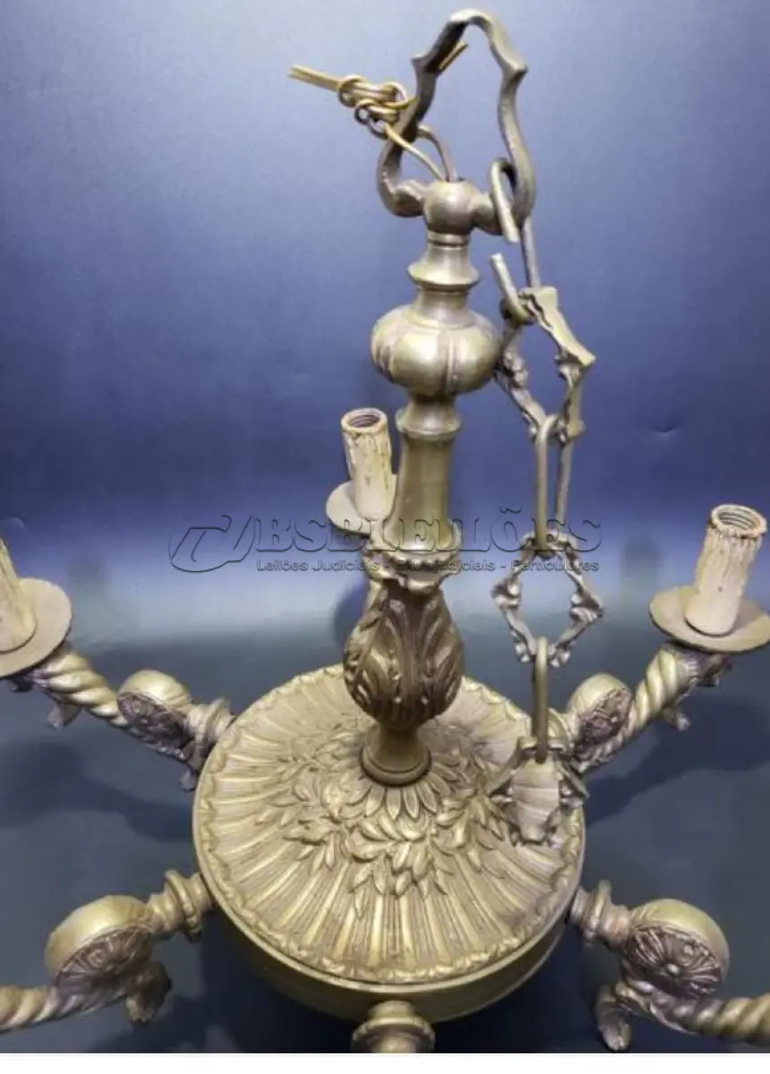 LOTE 002 - ANTIGO LUSTRE DE 6 BOCAIS, EM METAL 51CM ALTURA X 63CM DE DIÂMETRO (NO ESTADO)