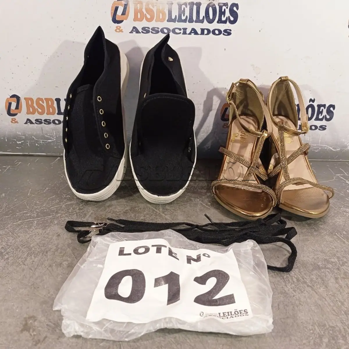 LOTE 012 - 02 – PARES DE CALÇADOS FEMININO Nº 37 (NO ESTADO, NÃO SABEMOS SE FUNCIONA. LEILÃO NÃO TEM GARANTIA E NEM DEVOLUÇÃO, SUJEITO A POSSÍVEIS AVARIAS VISÍVEIS/OCULTAS E/OU AUSÊNCIA DE COMPONENTES)
