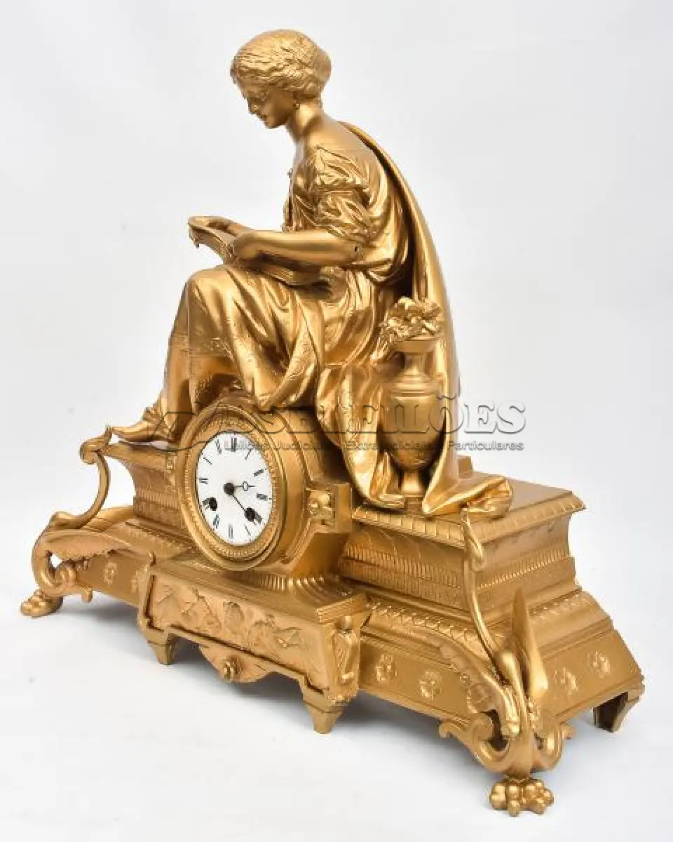LOTE 046 - RELÓGIO DE MESA  EM METAL FRANCÊS SÉCULO XIX.  AVALIADA EM 5 MIL REAIS (APARENTE BANHADO) MEDIDA: 45 CM DE ALTURA X 15 CM DE PROFUNDIDADE X 50 CM LARGURA; RELÓGIO COMPLETO COM PÊNDULO, MÁQUINA E CHAVE. (NO ESTADO)
