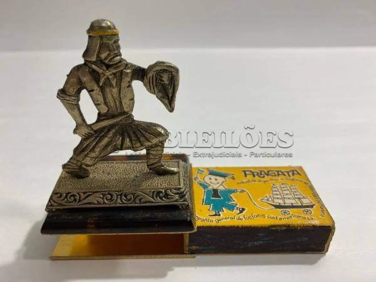 LOTE 035 - ANTIGO PORTA CAIXA FOSFORO SAMURAI DE METAL (NO ESTADO)
