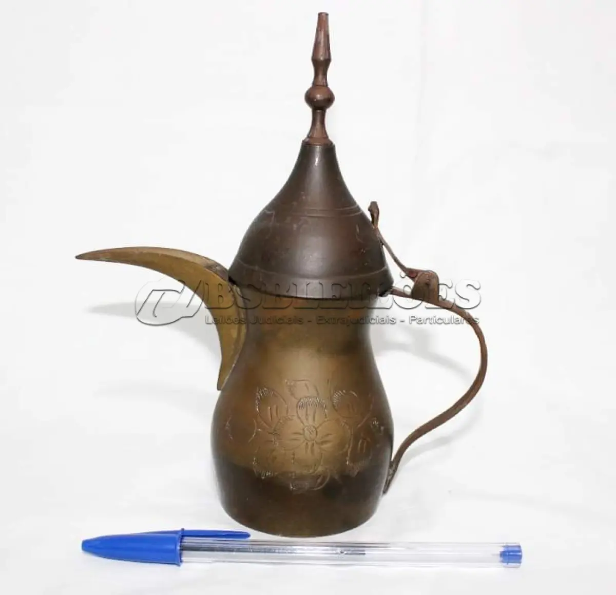 LOTE 030 - ANTIGO BULE  ÁRABE EM METAL COM  ALTURA 18,5 CM.(NO ESTADO)