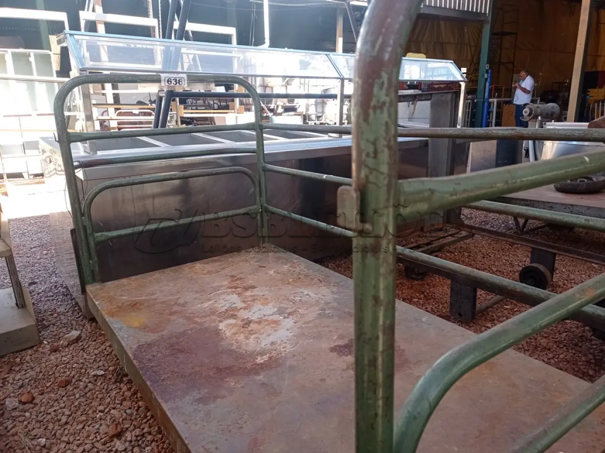LOTE 636 - 01 CARRINHO PARA TRANSPORTE DE CARGAS COM AVARIAS. (NO ESTADO) ATENÇÃO! FAZER A VISITAÇÃO ANTES DE ARREMATAR, NÃO SABEMOS SE FUNCIONA. LEILÃO NÃO TEM GARANTIA E NEM DEVOLUÇÃO, SUJEITO A POSSÍVEIS AVARIAS VISÍVEIS/OCULTAS E/OU AUSÊNCIA DE COMPONENTES.