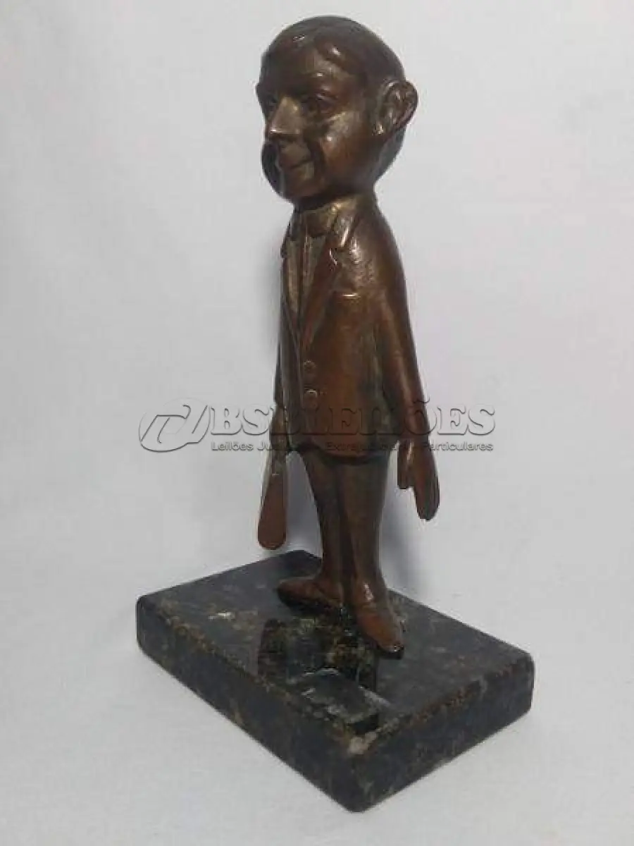 LOTE 008 - MINI ESCULTURA DE BRONZE NA BASE DE   MÁRMORE, MR. BEAN.  19CM (NO ESTADO)