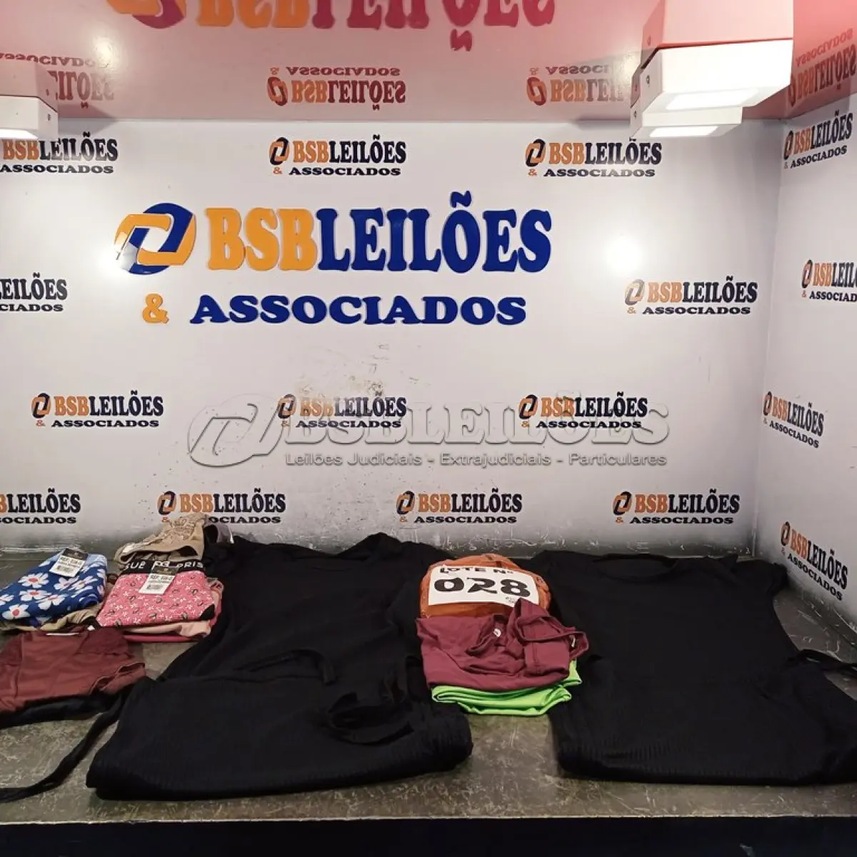 LOTE 028 - 14 – PEÇAS DE ROUPAS FEMININAS DIVERSAS (NO ESTADO, NÃO SABEMOS SE FUNCIONA. LEILÃO NÃO TEM GARANTIA E NEM DEVOLUÇÃO, SUJEITO A POSSÍVEIS AVARIAS VISÍVEIS/OCULTAS E/OU AUSÊNCIA DE COMPONENTES)