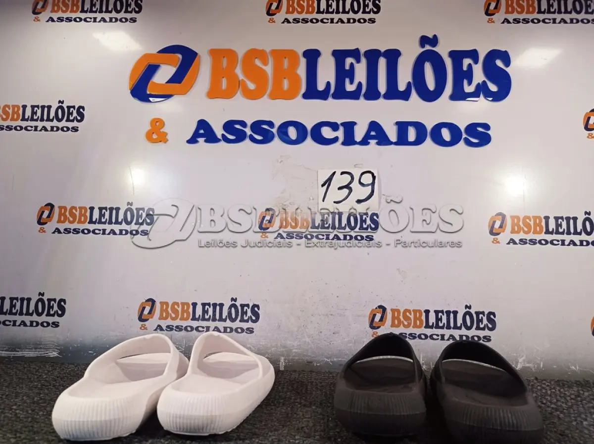 LOTE 139 - 02 – PARES DE CALÇADOS FEMININO Nº 37/38 (NO ESTADO, NÃO SABEMOS SE FUNCIONA. LEILÃO NÃO TEM GARANTIA E NEM DEVOLUÇÃO, SUJEITO A POSSÍVEIS AVARIAS VISÍVEIS/OCULTAS E/OU AUSÊNCIA DE COMPONENTES)