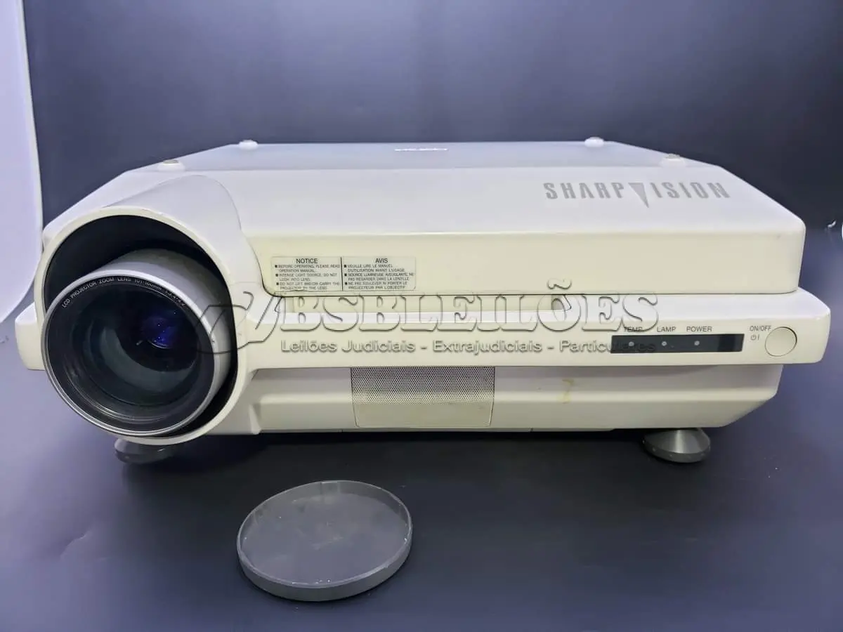 LOTE 003 - PROJETOR LCD SHARP VISION XV-S55U (NO ESTADO)