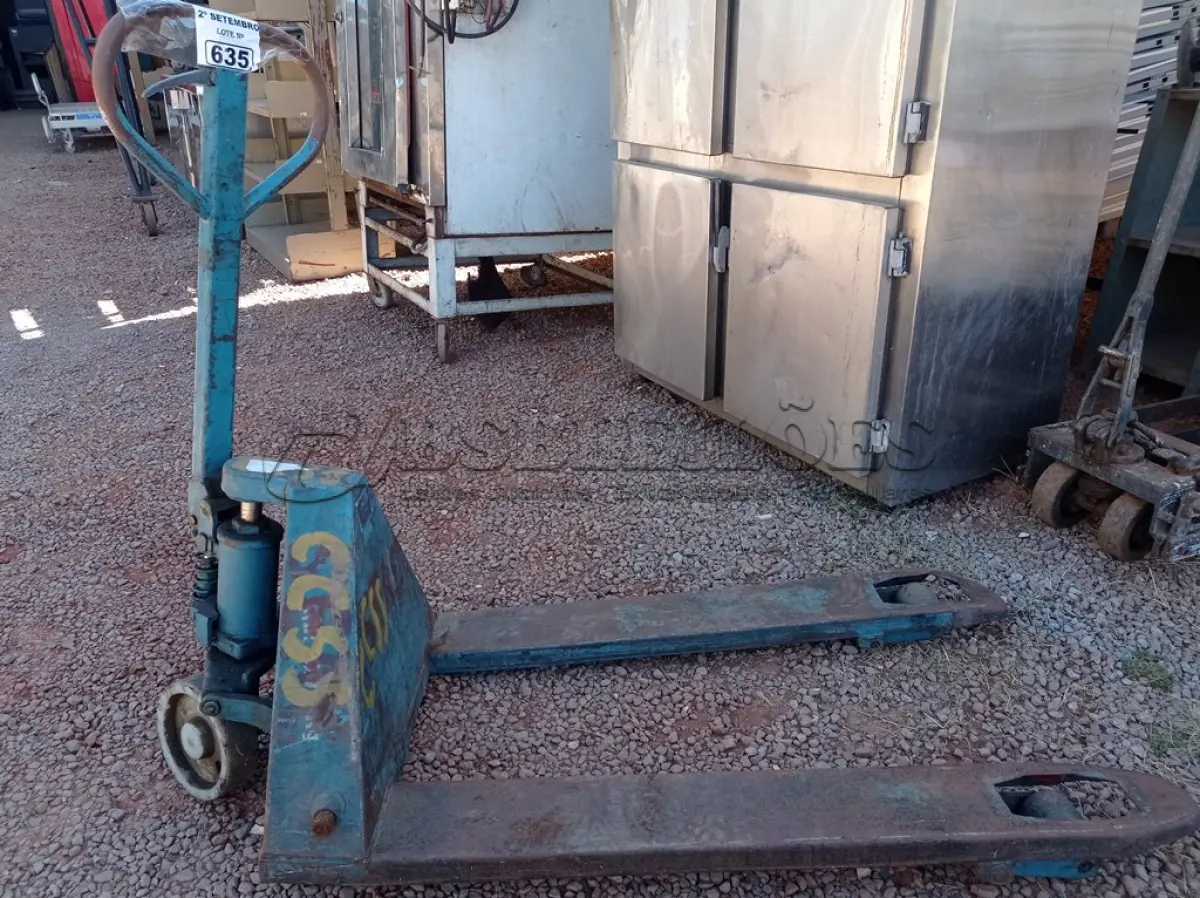 LOTE 635 - 01 BURRINHA COM AVARIAS. (NO ESTADO) ATENÇÃO! FAZER A VISITAÇÃO ANTES DE ARREMATAR, NÃO SABEMOS SE FUNCIONA. LEILÃO NÃO TEM GARANTIA E NEM DEVOLUÇÃO, SUJEITO A POSSÍVEIS AVARIAS VISÍVEIS/OCULTAS E/OU AUSÊNCIA DE COMPONENTES.