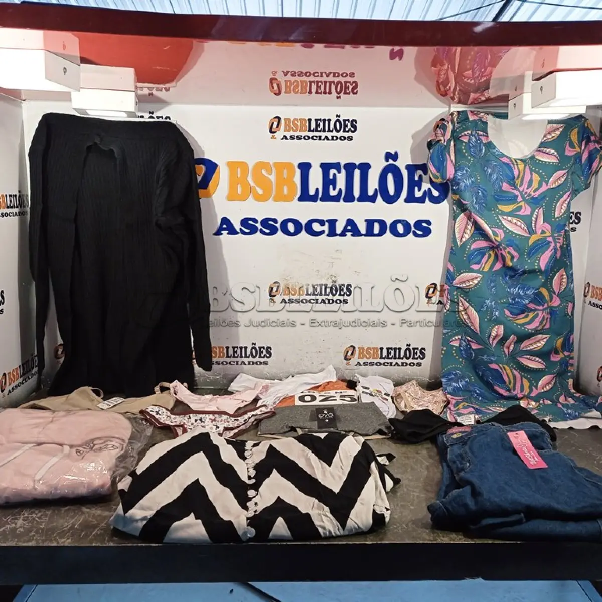 LOTE 025 - 15 – PEÇAS DE ROUPAS FEMININAS DIVERSAS (NO ESTADO, NÃO SABEMOS SE FUNCIONA. LEILÃO NÃO TEM GARANTIA E NEM DEVOLUÇÃO, SUJEITO A POSSÍVEIS AVARIAS VISÍVEIS/OCULTAS E/OU AUSÊNCIA DE COMPONENTES)