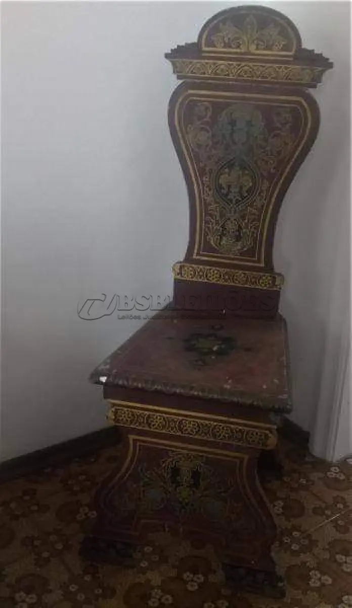 LOTE 022 - CADEIRA  EM MADEIRA MACIÇA DÉCADA DE 70 DESENHOS DE FRISOS PÉS E ENCOSTO ALTO, MEDINDO 105X45X45 (NO ESTADO)