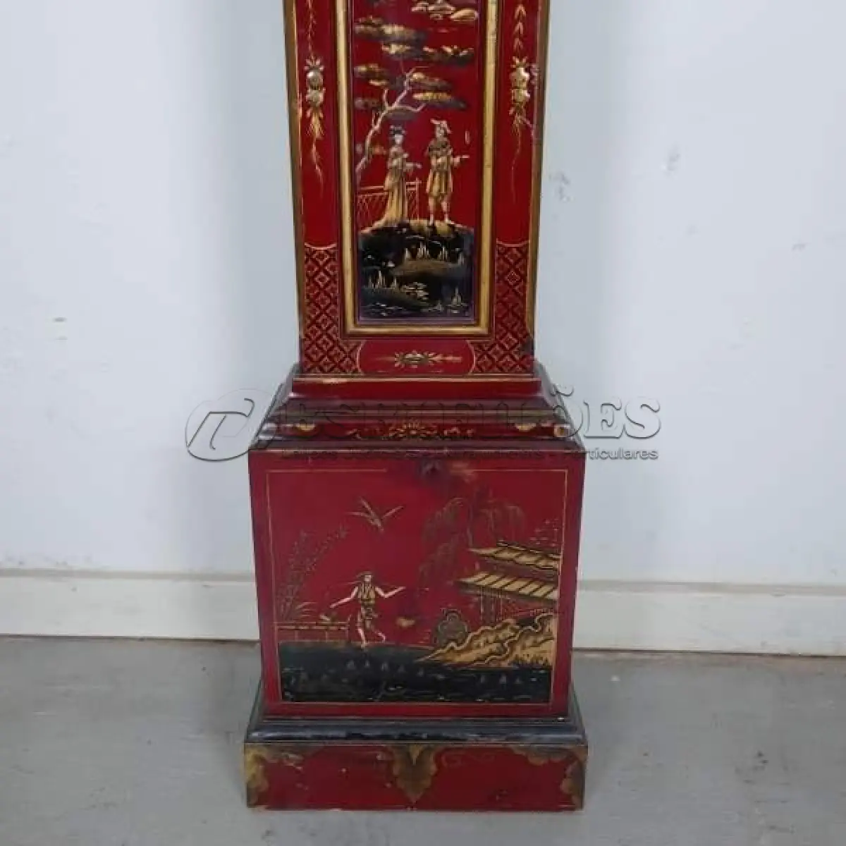 LOTE 001 - RARO RELÓGIO DE COLUNA ORIENTAL, TEMPOS FUGIT  DE CORDA TAMANHO:1M E 32CM. FUNCIONADO COM CHAVE A CORDA. RELÓGIO MUITO ANTIGO COM SINAS (NO ESTADO)